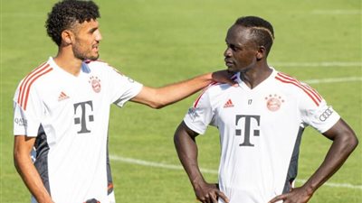 إشادات واسعة لماني ومزراوي بعد رفضهما حمل الخمر مع لاعبي البايرن.. صورة