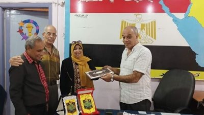 تعليم طوخ تُكرم مديرها السابق وتهنئه بتوليه ادارة غرب شبرا الخيمة.. صور