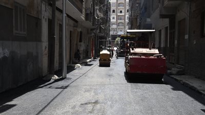 الداودى يتابع أعمال الرصف بعدد من مناطق مدينة قنا