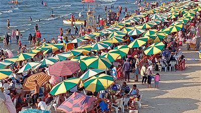 زحام شديد بشواطئ رأس البر..صور