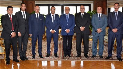 وزير الطيران المدني يلتقي أعضاء اللجنة النقابية للعاملين بالوزارة