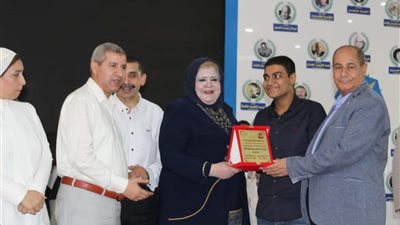 وكيل وزارة التعليم يشارك فى حفل تكريم مدرسة الزقازيق الثانوية الحاصلة