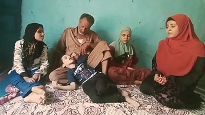 الحسرة تغتال حياة أسرة كاملة بها ثلاثة أشقاء من ذوى الإعاقة بالخارجة