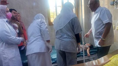 مدير صحة الشرقية يزور مصابي حادث قطار الصالحية بمستشفى فاقوس..صور
