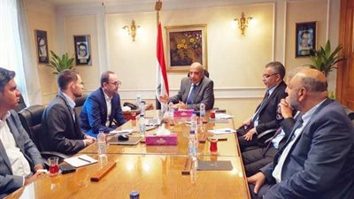 وزير قطاع الأعمال يتابع موقف مشروع إنتاج السيارة الكهربائية