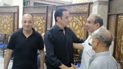 طارق علام فى عزاء المخرج على عبد الخالق