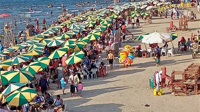 زحام شديد بشواطئ رأس البر..صور
