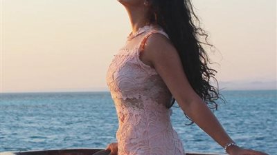من أمام البحر .. ياسمين رحمى تبهر متابعيها بإطلالة جذابة