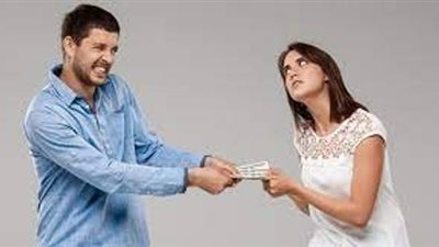 حكم إجبار الزوجة على الإنفاق من راتبها فى البيت..توضحه الإفتاء
