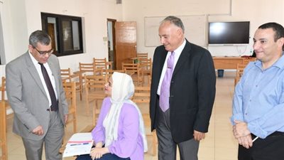 طلاب ألسن القناة يؤدون إمتحانات الفصل الدراسي الصيفى