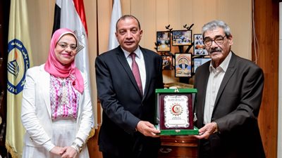 النقابة العامة للعلاج الطبيعى تهدى درعها لرئيس جامعة بنى سويف