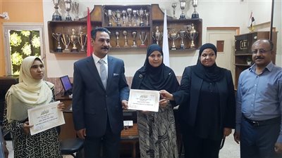 مدير عام تعليم قوص يكرم نماذج ناجحة للمتحررات من الأمية