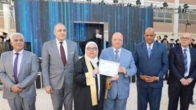 المحافظ ووكيلا التعليم والشباب والرياضة كرموا أوائل القاهرة الجديدة