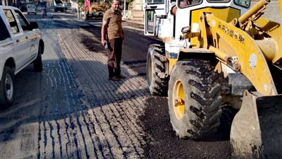 رئيس مدينة الأقصر يتفقد أعمال رصف وتركيب بندورات شارع الهيلتون