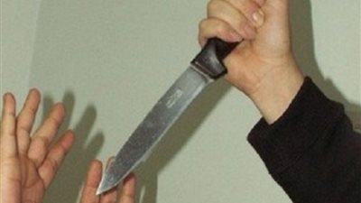 زوجة تحاول التخلص من زوجها بمساعدة صديقها.. والجيران تنقذه