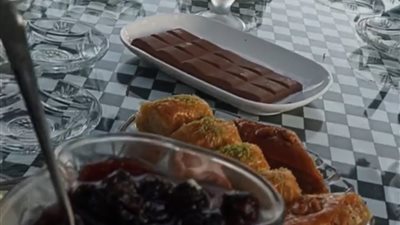 البقلاوة والشيكولاتة والمربى.. اسرار شرب الشاى الأذرى..بالفيديو