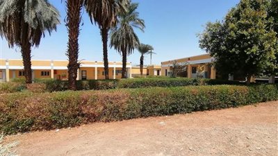 استمرار أعمال الصيانة وتركيب مظلات بمدارس أسوان