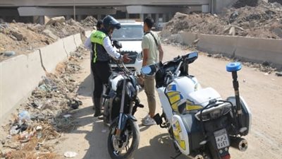 محافظ القليوبية يضبط 3 سيارات ودراجة بخارية يسيرون عكس الاتجاه.. صور