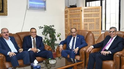 محافظ الشرقية يهنئ نائب رئيس جامعة القناة بمنصبه الجديد