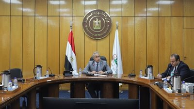 شحاتة يوجه بالتعامل بنزاهة ومصداقية مع المواطنين.. صور