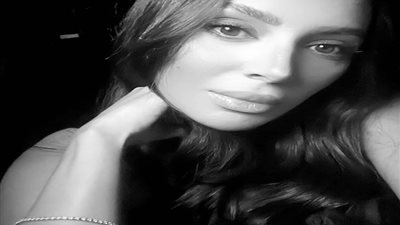 أبيض وأسود .. إطلالة رقيقة لـ 