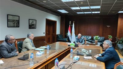 وزير الرى يتابع أعمال وأنشطة مصلحة الميكانيكا والكهرباء