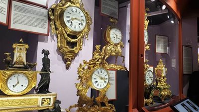 صور وفيديو.. مصرى يؤسس متحف لمقتنيات نادرة للساعات والزجاج بأمريكا