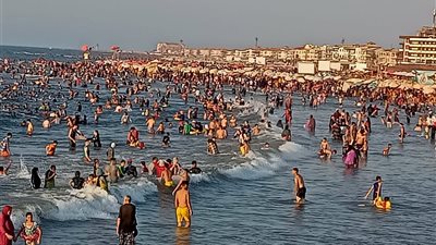 زحام شديد بشواطئ رأس البر..صور