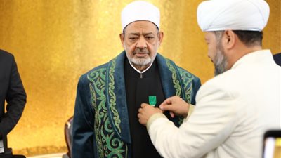 مفتي كازاخستان يهدي شيخ الأزهر زي الشابان التقليدي