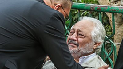 انهيار خالد زكي بالبكاء فى جنازة زوجته بمصطفى محمود