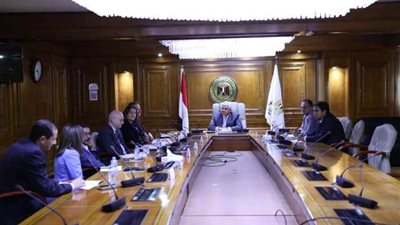 عاشور يجتمع مع وفد الوكالة الأمريكية لمناقشة تطوير كليات التربية