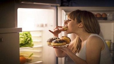 هل توجد علاقة بين تناول الطعام ليلا والإصابة بالسرطان ؟ دراسة تجيب