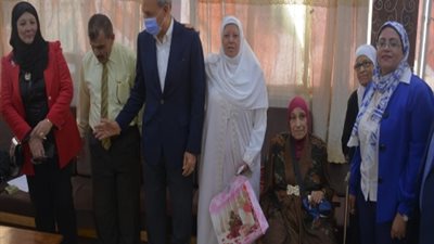 محافظ القليوبية يوزع الهدايا على النزلاء.. ويوجه بتوفير جهاز سمع لمسن