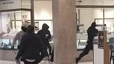 سرقة متجر مجوهرات أمام المتسوقين .. فيديو