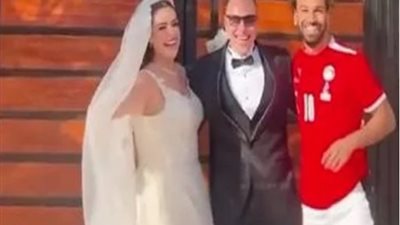 محمد صلاح يفاجئ عروسين في فندق إقامة منتخب مصر