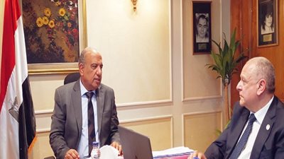 محمود عصمت يتابع موقف مشروعات شركات القابضة للصناعات المعدنية
