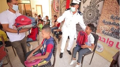 الداخلية تواصل إهداء حقائب مدرسية للأطفال بدور رعاية الأيتام.. صور
