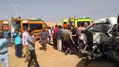 مصرع وإصابة 9 في تصادم ميكروباص وتريلا بطريق الضبعة