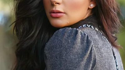 شاهد .. إيمان سلامه تلفت الأنظار بمكياج ناعم