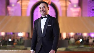 عزوز عادل يخطف الأنظار بإطلالة أنيقة من مهرجان الدراما