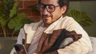 تفاصيل إصابة أحمد حلمى لفيروس كورنا عبر بث مباشر
