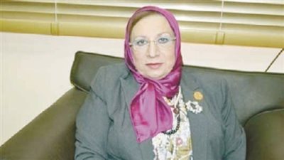 إيناس عبدالحليم تفتح ملف تعثر تطبيق التأمين الصحي على الطلاب