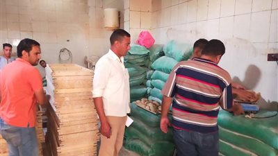 ضبط 27طن دقيق مدعم قبل التصرف فيها بالبيع بالواسطى