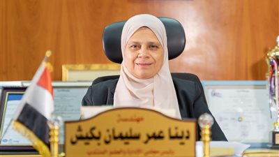 مجلس جامعة بني سويف يكرم فرد أمن لأمانته واخلاصه في العمل