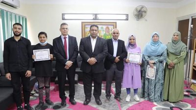 مدير تعليم الوادى يكرم شعراوى والزهراء ثنائى الابداع الأدبي والتعبيرى