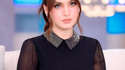 شاهد .. ياسمين عز تشارك جمهورها إطلالة ساحرة .. فيديو