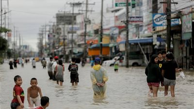 أمطار استوائية تغرق عدة مناطق من تايلاند والآلاف يبحثون عن مأوى