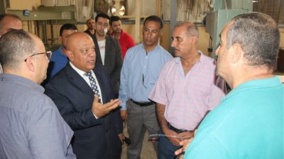 رئيس ميناء دمياط يفاجئ إدارةالصيانة والورش والسلامة المهنية ويشيد بهم