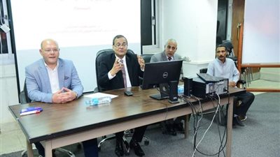 رئيس جامعة سوهاج يشهد ختام ابرنامج تدريبي عن النشر العلمي..صور
