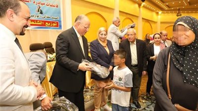 توزيع عدد ١٠٠٠ شنطة مدرسية وأدوات مدرسية على الطلاب والطالبات من أسر